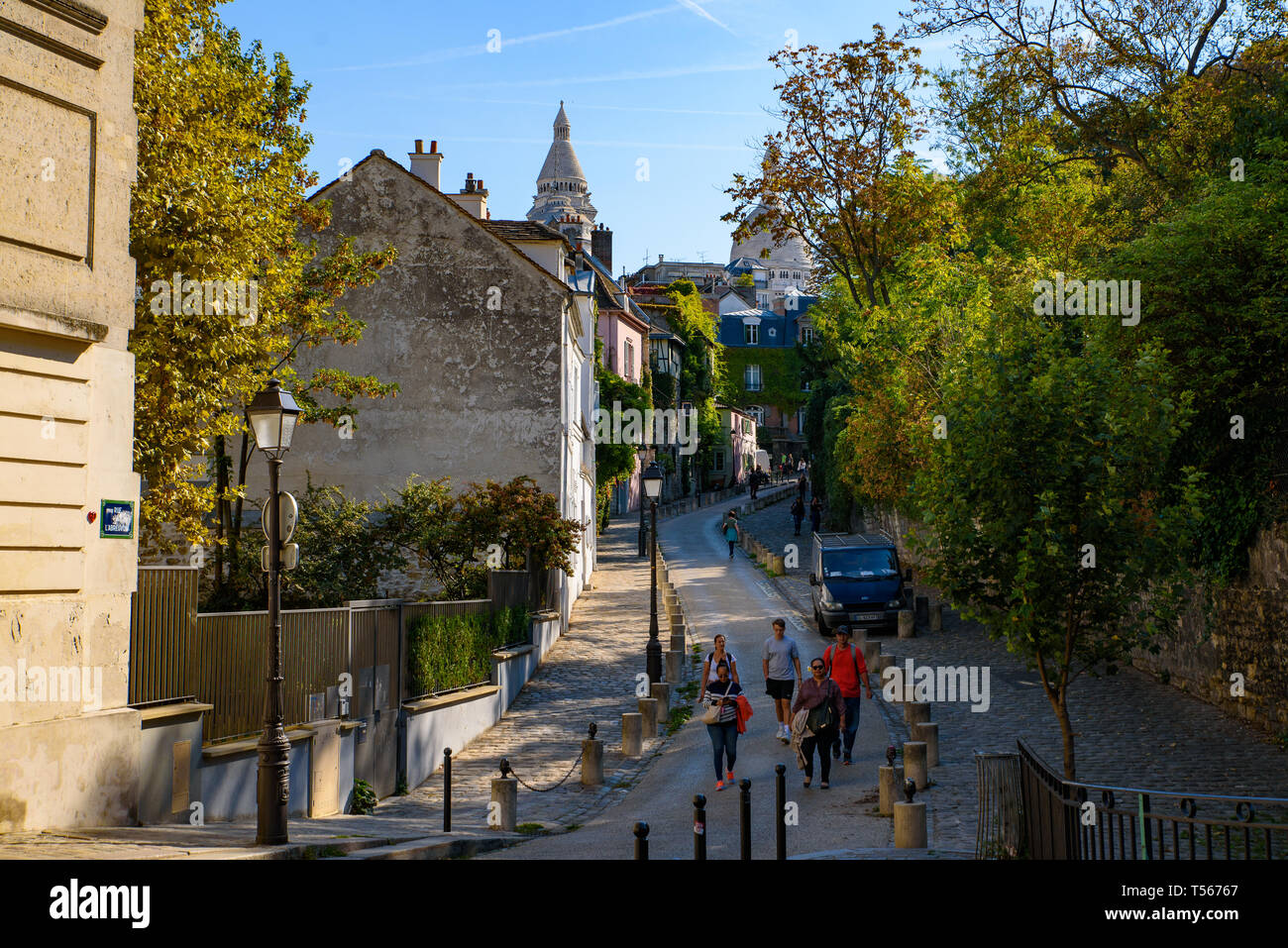 La gente che camminava per strada di Montmartre, Francia Foto Stock