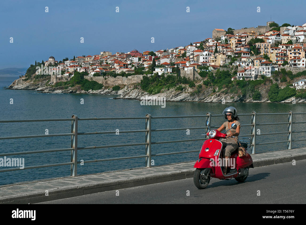 Kavala/ Grecia - 3 Giugno 2009: scooter rider davanti al panorama del centro storico Foto Stock