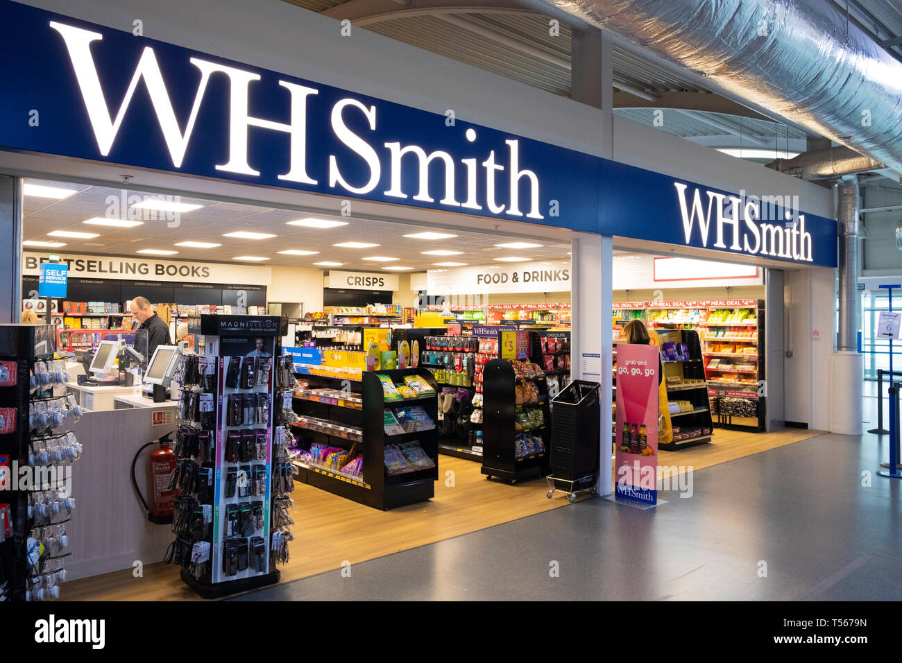L'aeroporto di Bournemouth sala partenze interno WH Smith shop Foto Stock
