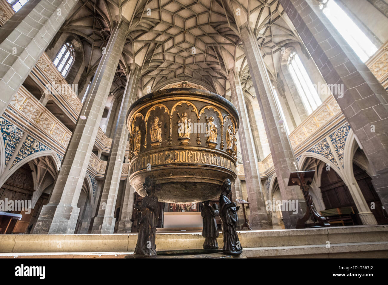 Vista dentro la chiesa a Halle Salle in Germania est Foto Stock