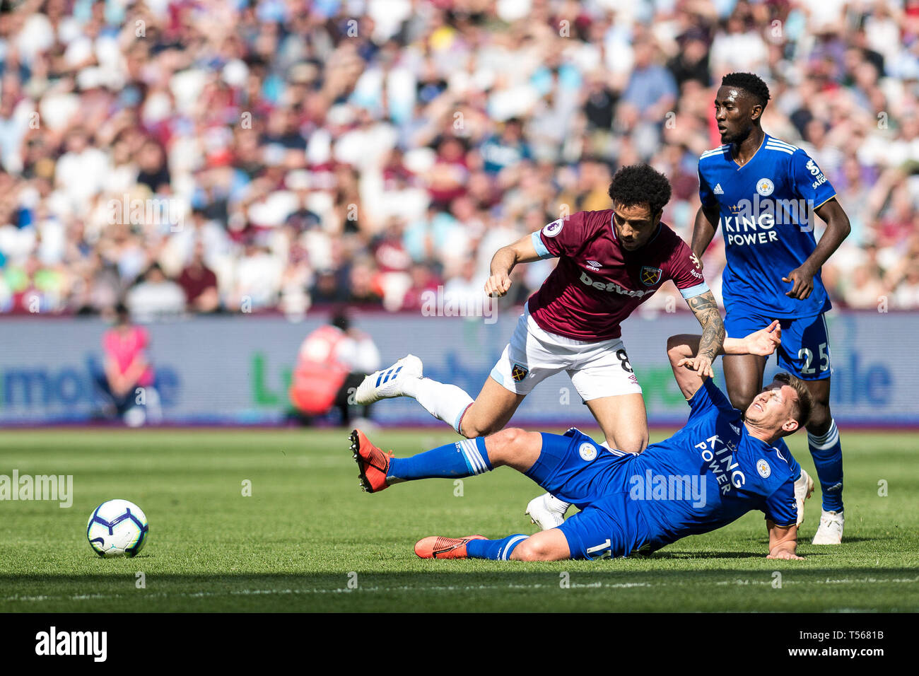 Londra, Inghilterra - 20 aprile: Felipe Anderson, Marc Albrighton durante il match di Premier League tra il West Ham United e Il Leicester City a Londra Stadium il 20 aprile 2019 a Londra, Regno Unito. (Foto di Sebastian Frej/MB Media) Foto Stock