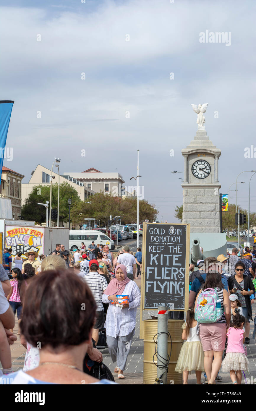 Semaforo, South Australia, Australia - 20 Aprile 2019: gold coin segno di donazione, orologio e folle a Adelaide Kite Festival Foto Stock