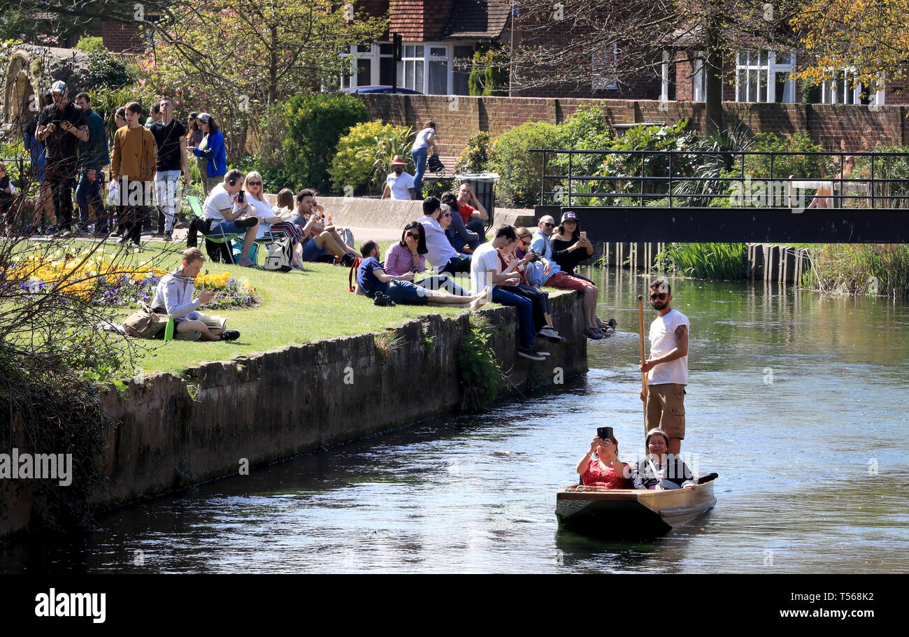 Sterline voce attraverso Westgate Giardini in Canterbury Kent, durante il caldo clima di Pasqua. Foto Stock