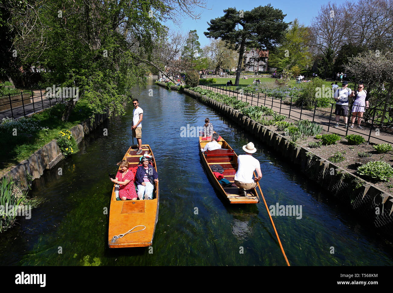 Sterline voce attraverso Westgate Giardini in Canterbury Kent, durante il caldo clima di Pasqua. Foto Stock