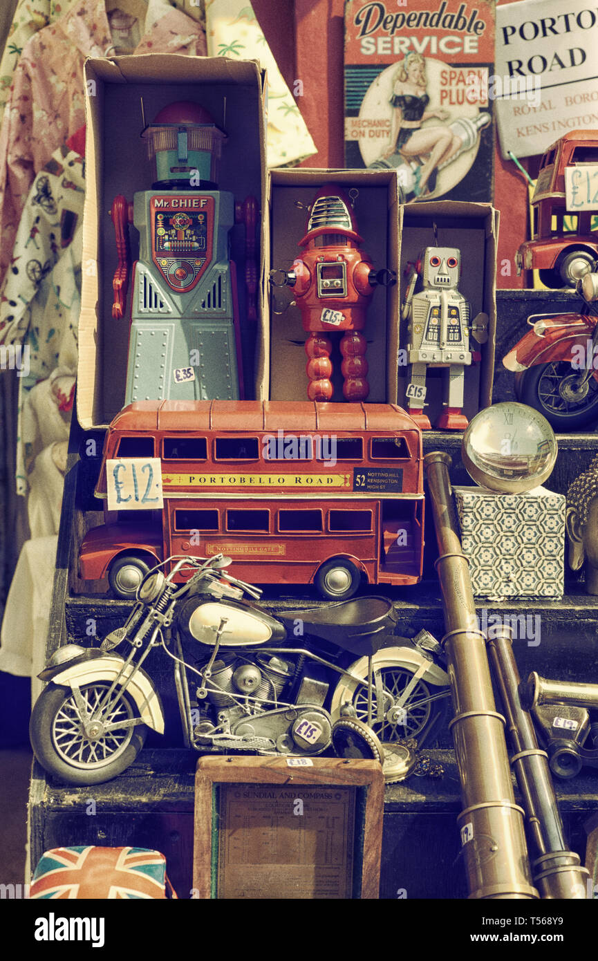 Giocattoli e ornamenti al di fuori di Alice negozio di antiquariato. Portobello Road. A Notting Hill, Londra. Foto Stock