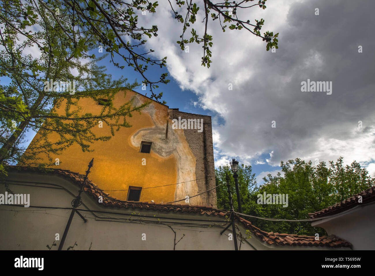 Elementi dell'architettura della vecchia città di Plovdiv, che nel 2019 divenne la capitale della cultura in Europa. E un cielo drammatico. Foto Stock