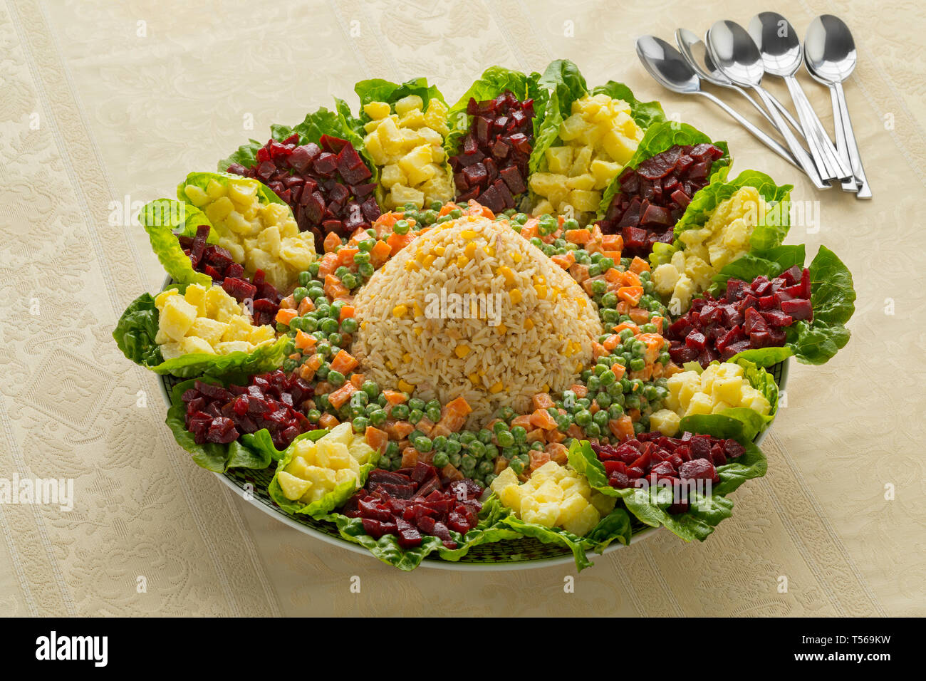 Piatto con la tradizionale festa marocchina sana insalata mista Foto Stock