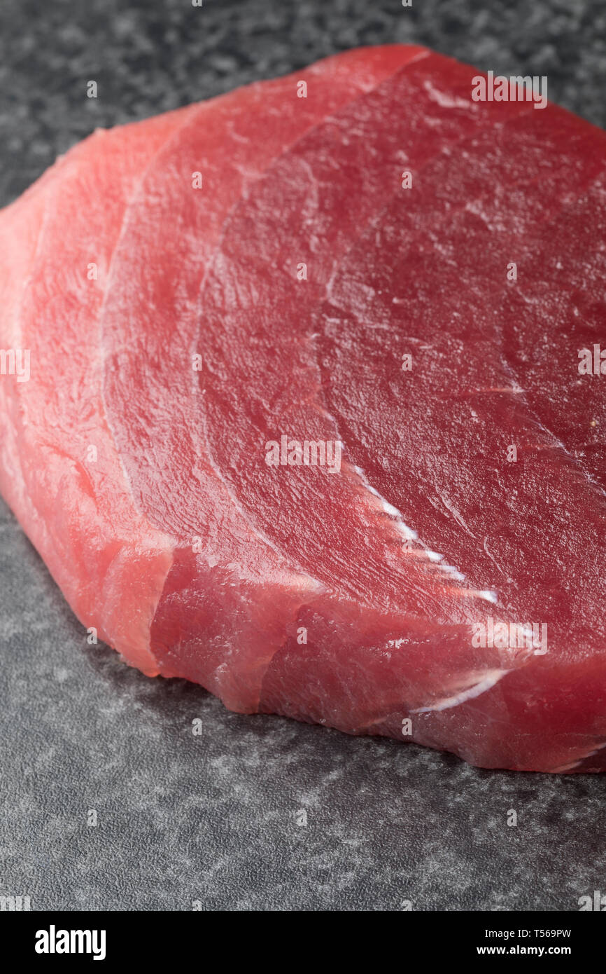 Fetta di crudo fresco tonno albacora steak close up Foto Stock