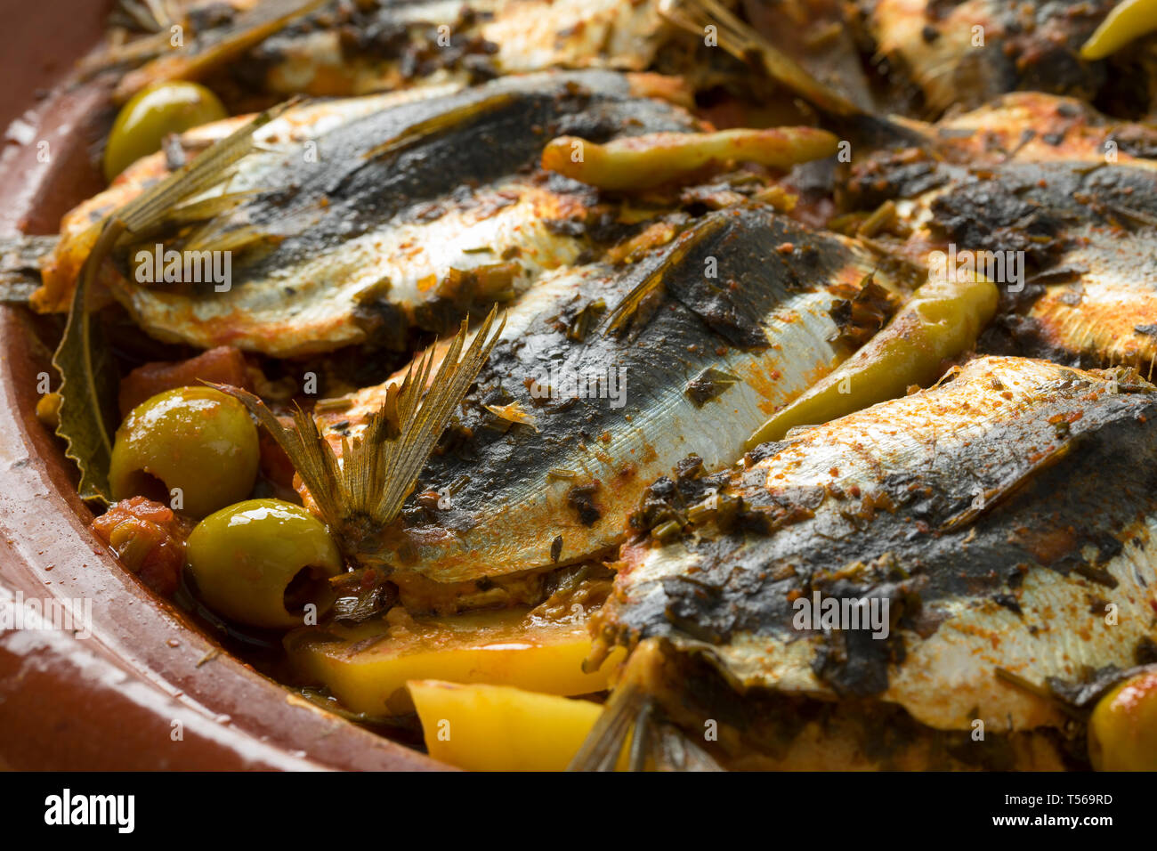 Tradizionale Tagine marocchino con le sardine ripiene di verdure e di primo piano Foto Stock