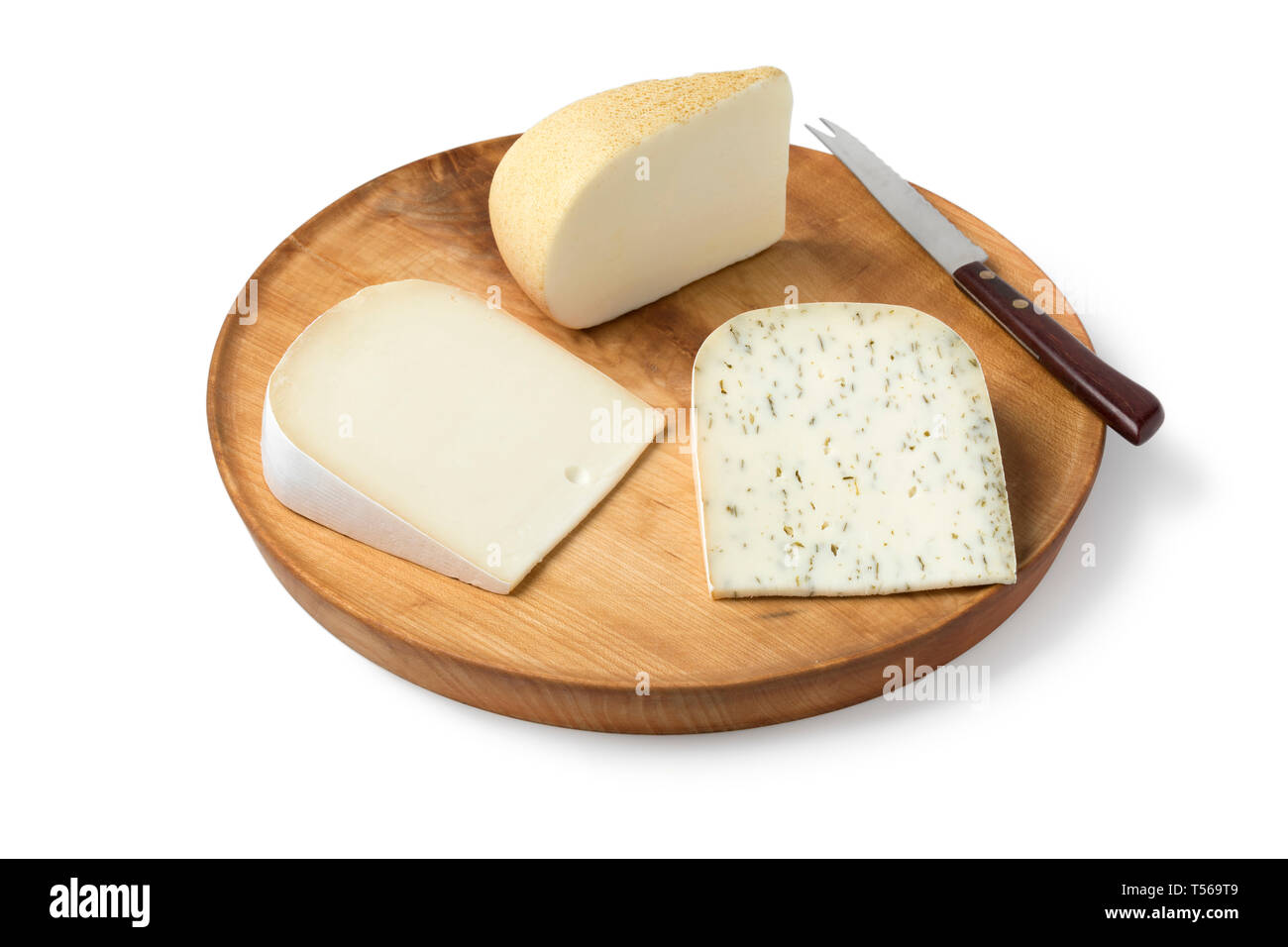 Tavola di legno con diversità di Dutsh formaggi di capra isolati su sfondo bianco Foto Stock