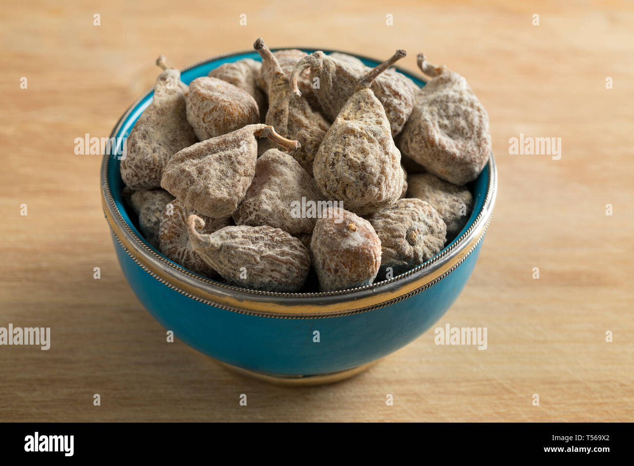 Ciotola con piccolo dolce spagnolo di fichi secchi Foto Stock