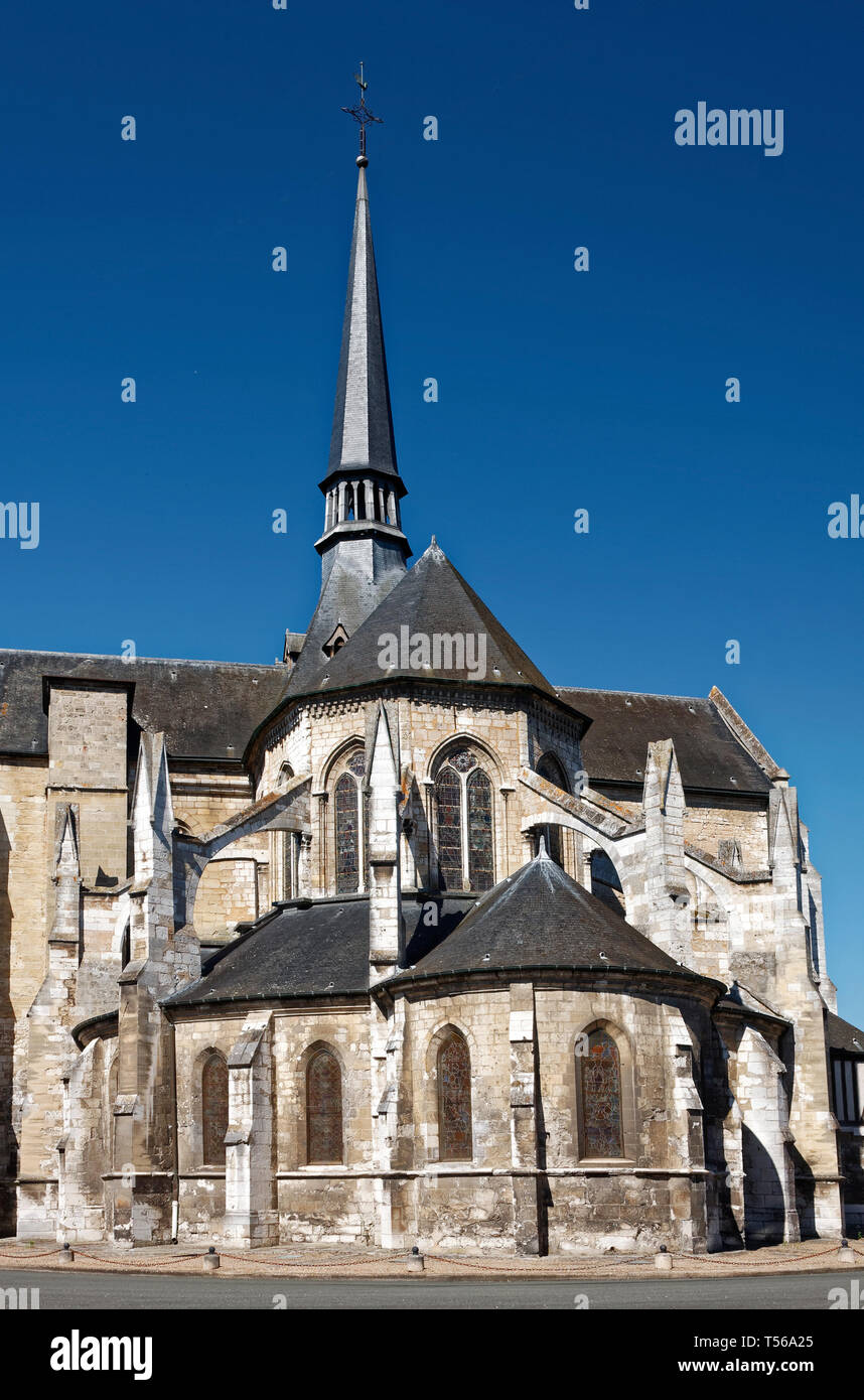 San Sauveur Chiesa, 13 secolo, Cattolica, vecchio, pietra, edificio religioso, Petit Andelys, Les Andelys; Francia; Normandia; estate, verticale Foto Stock