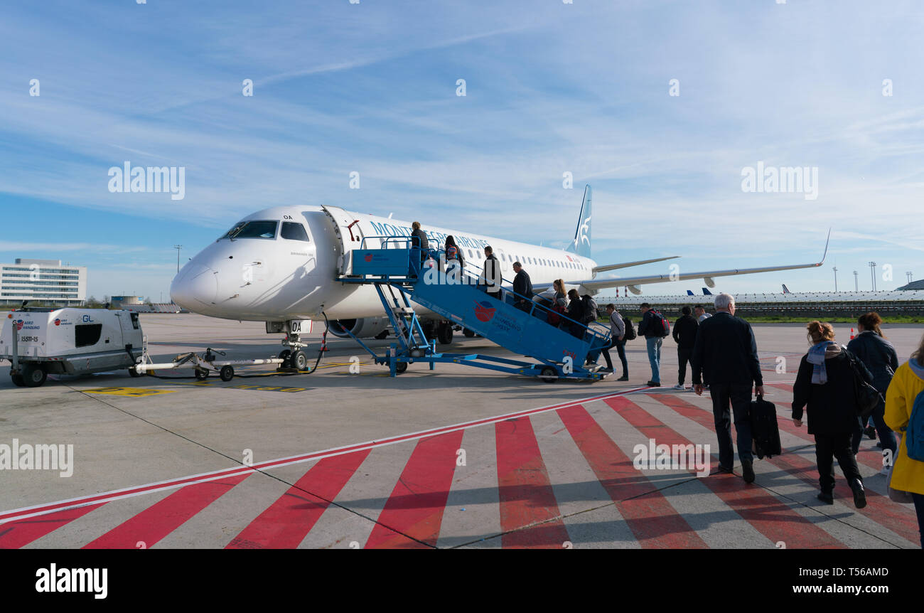 Parigi, Francia - Aprile 5, 2019: aereo Embraer ERJ-195LR 4O-AOA di linee aeree del Montenegro a Charles de Gaulle Airport Foto Stock