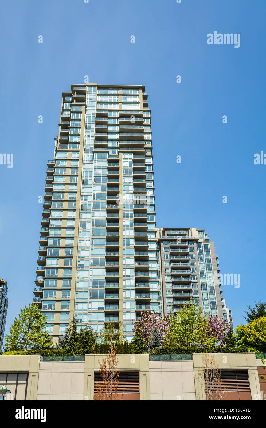 Alto edificio residenziale a Vancouver il cielo blu sullo sfondo. Foto Stock