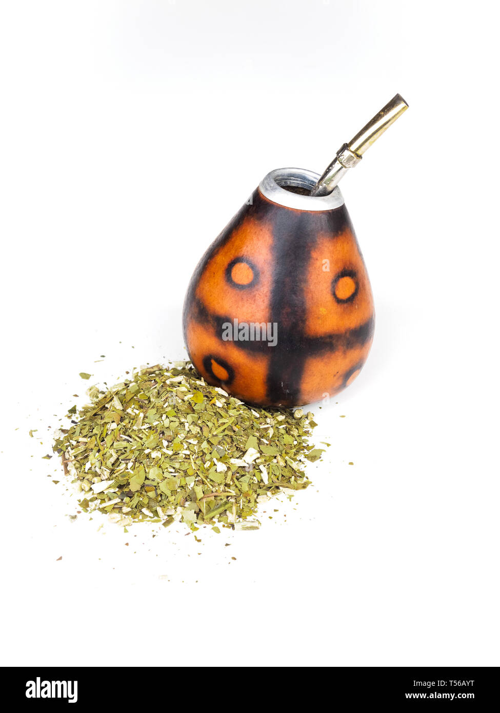 Calabash di yerba mate con la sua bombila con un sacco di yerba mate su uno sfondo bianco. Foto Stock