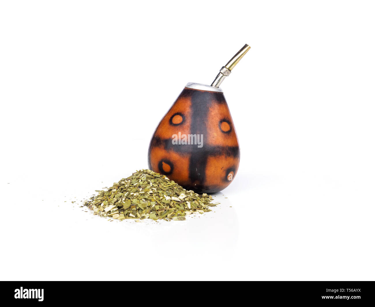Calabash di yerba mate con la sua bombila con un sacco di yerba mate su uno sfondo bianco. Foto Stock