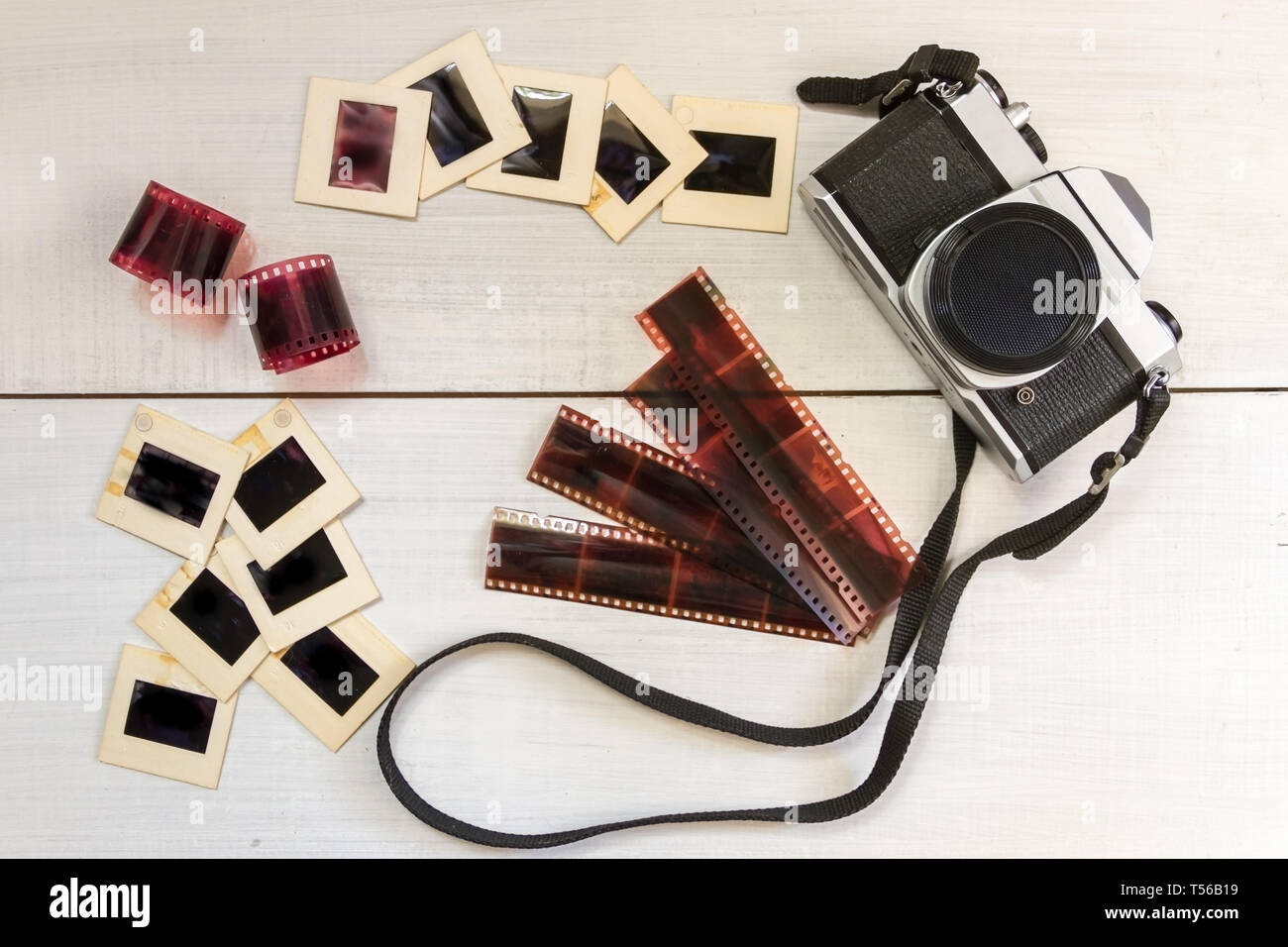 Vecchia macchina fotografica con negativi e diapositive fotografia Foto Stock