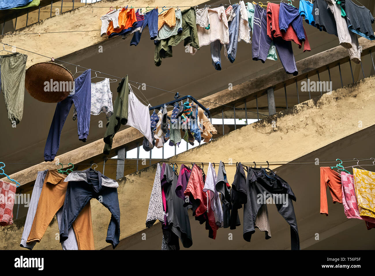 Righe di appendere gli abiti che l'asciugatura all'aperto Foto Stock