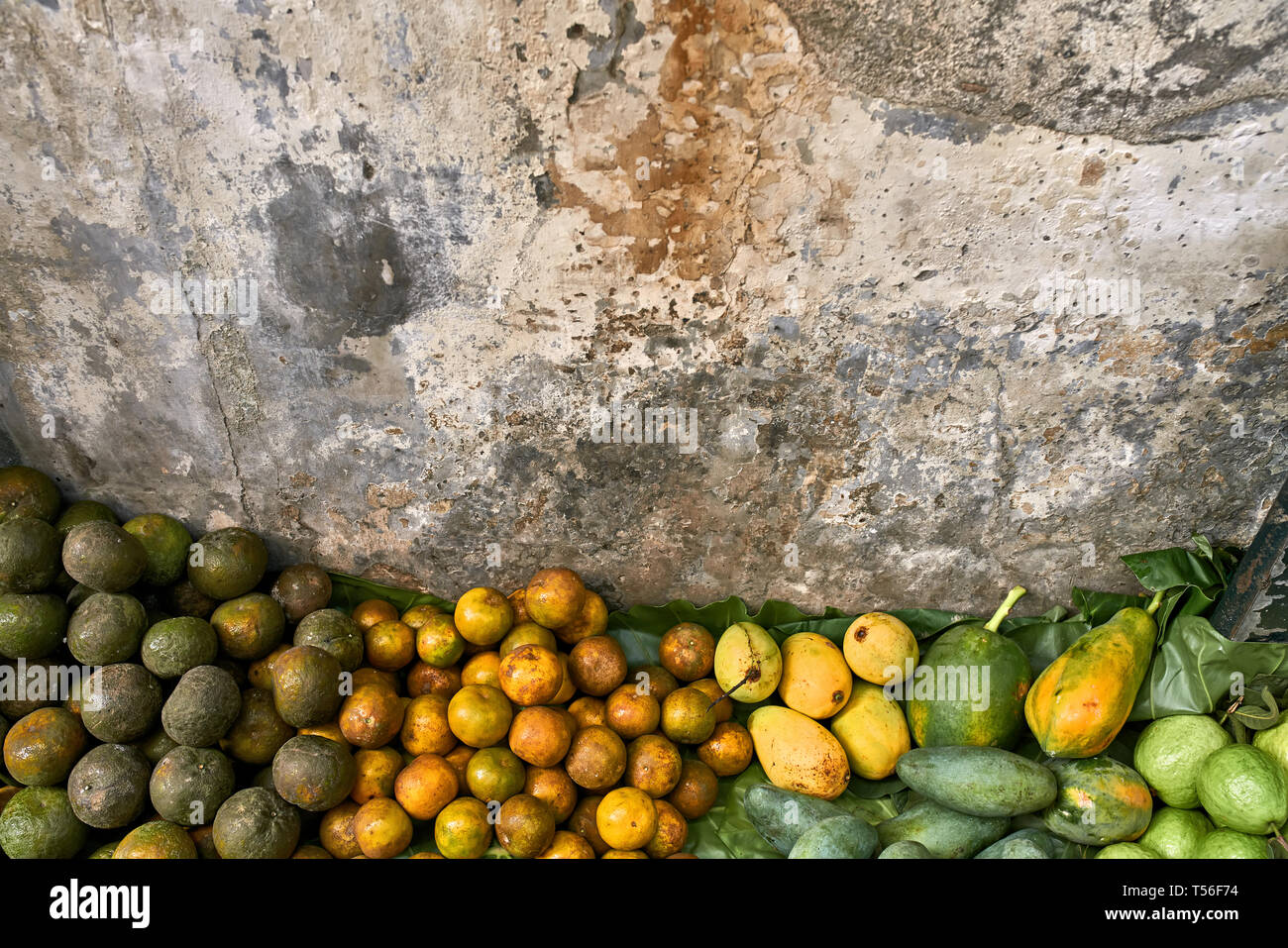 La frutta tropicale giacente su asian street market Foto Stock