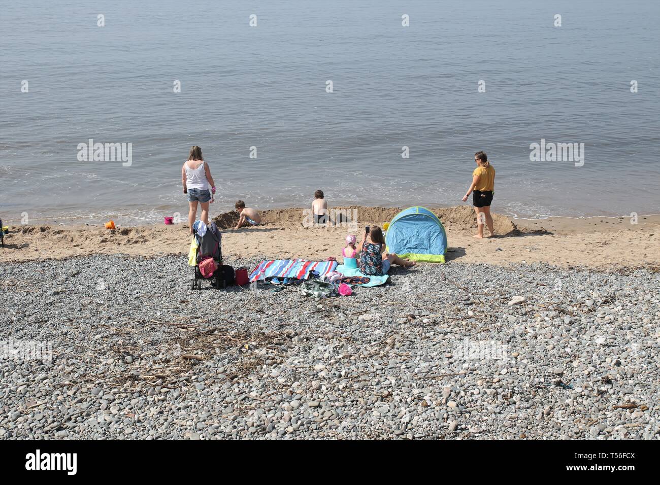Cleveleys Blackpool Lancashire Regno Unito XXI Aprile 2019-famiglia facendo la maggior parte del sole e caldo durante il weekend di Pasqua Foto Stock