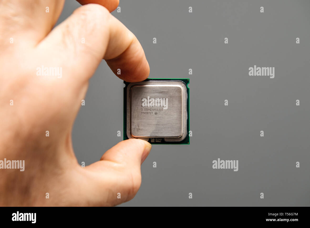 Parigi, Francia - il Apr 9, 2019: Maschio IT Professional tenendo in mano nuove CPU potente unità di elaborazione centrale con elevato numero di core e frequenza elevata Intel Xeon X5268 Foto Stock