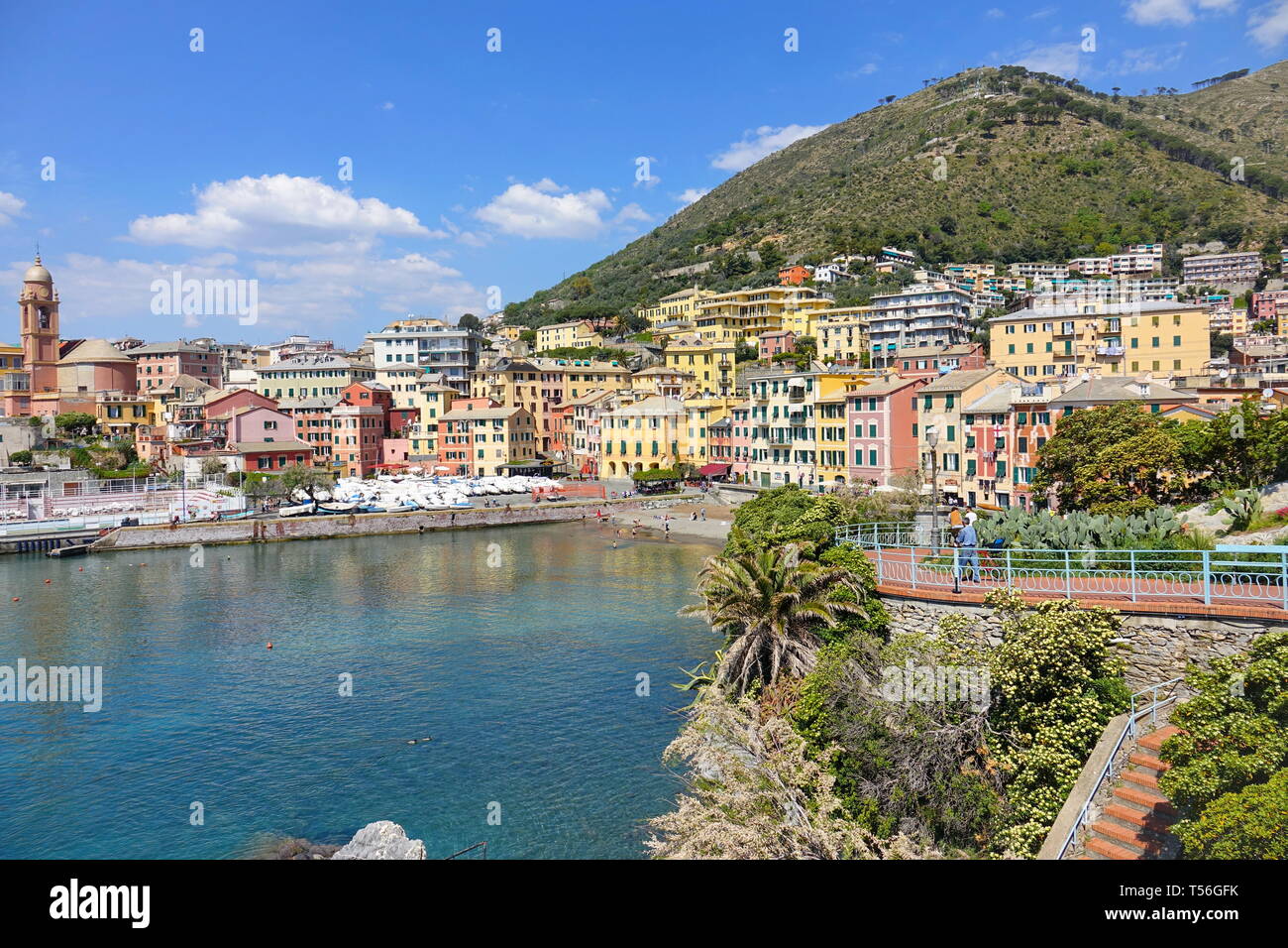 La colorata riviera italiana paesaggio del Porticciolo dock e il molo di Genova Nervi Foto Stock