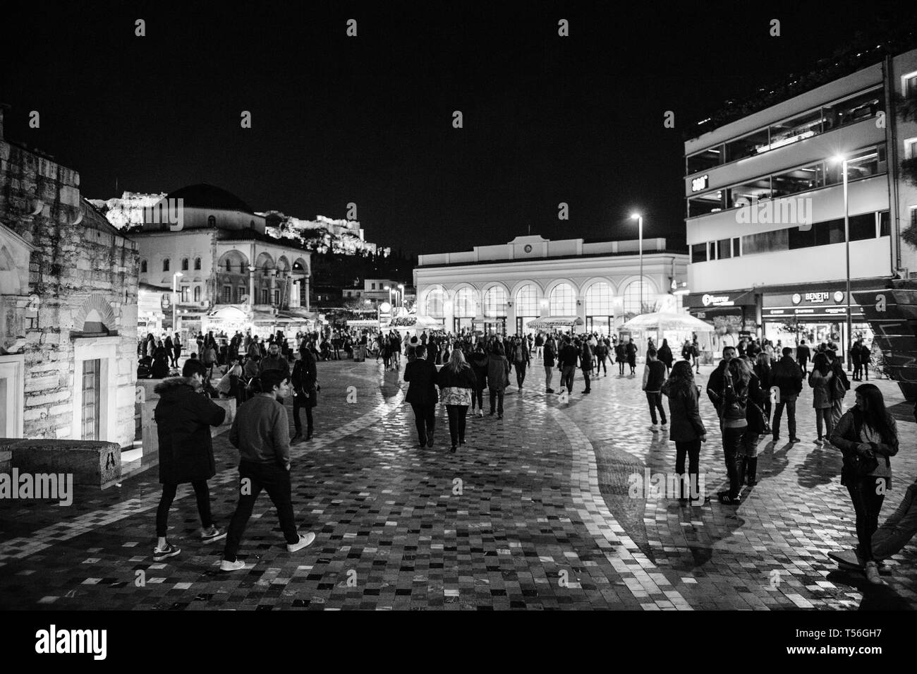 Athens, Grecia - 26 Mar 2016: vista in elevazione su occupato Piazza Monastiraki di notte con uomini e donne residenti e turisti avendo divertimento passeggiate mangiare visite turistiche Foto Stock