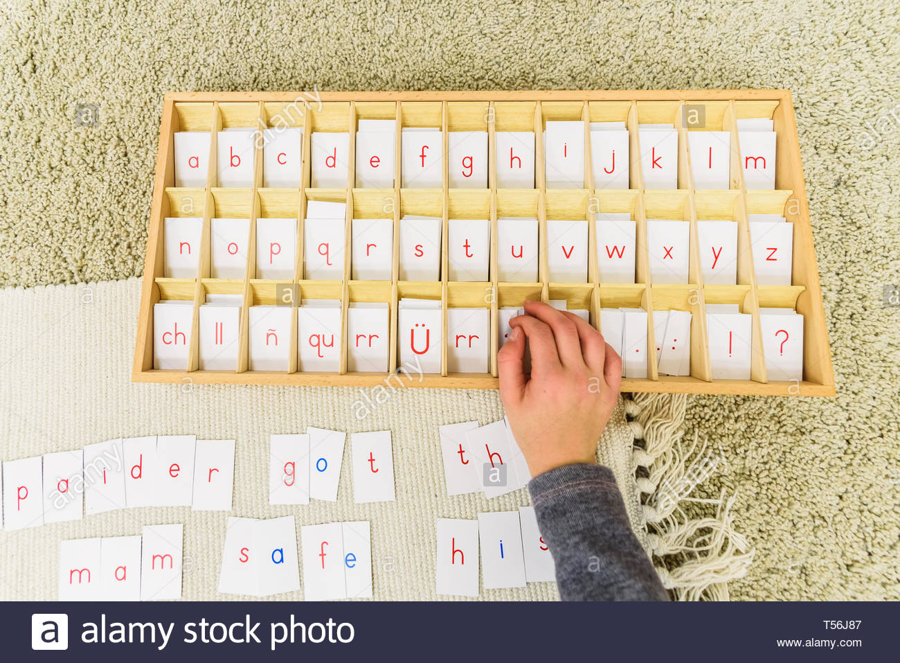 Uno Studente Di Una Scuola Montessori Utilizzando Le Schede Con Le Lettere Per Comporre Le Parole E Le Frasi Su Un Tappetino Foto Stock Alamy