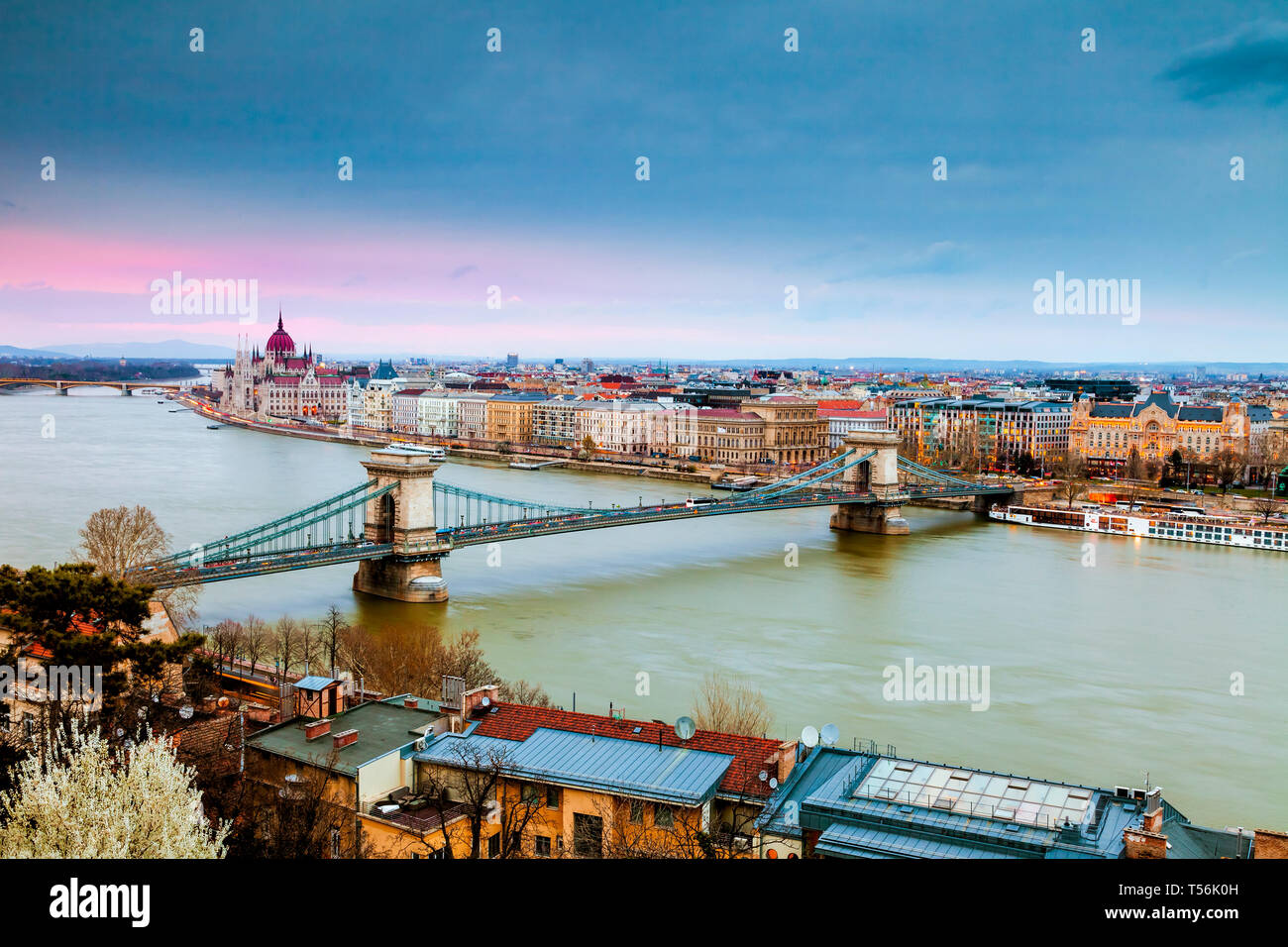 Vista di Budapest il Parlamento e il Ponte della Catena al crepuscolo Foto Stock