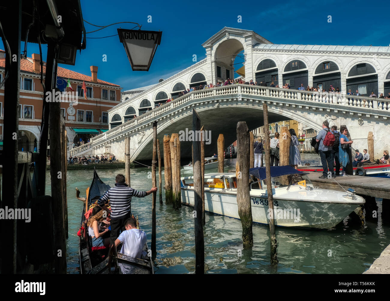 Venezia, Italia - 17 Aprile 2019: turisti andando a fare un giro in gondola al ponte di Rialto a Venezia, Italia, un iconico ponte attraverso il Canale Grande Foto Stock