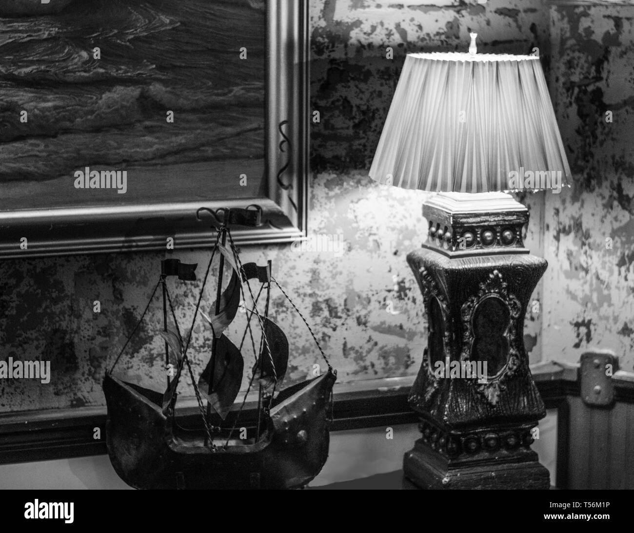 Lampada modello e la nave dei pirati sulla scrivania in bianco e nero Foto Stock