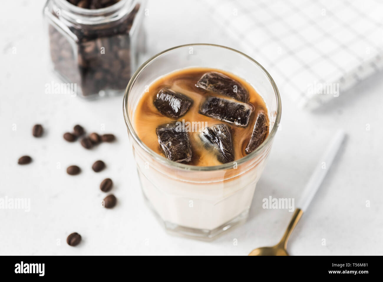 Ice caffè con latte su sfondo di calcestruzzo. Freddo gustosa bevanda rinfrescante Foto Stock