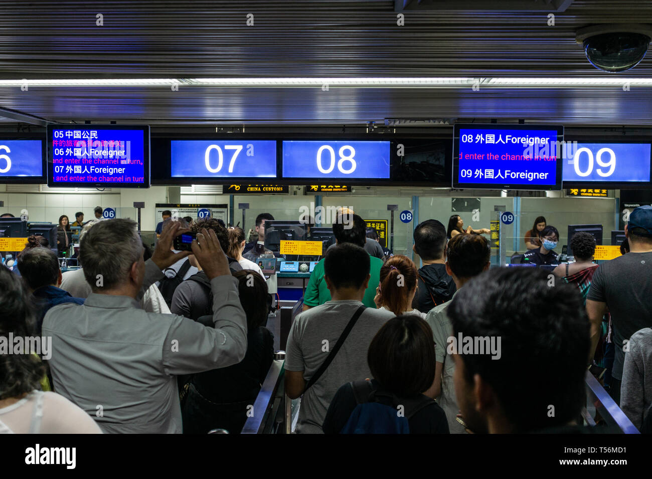 Il controllo di frontiera in Cina continentale, di confine con le code per oltremare o visitatori stranieri (stranieri) Foto Stock