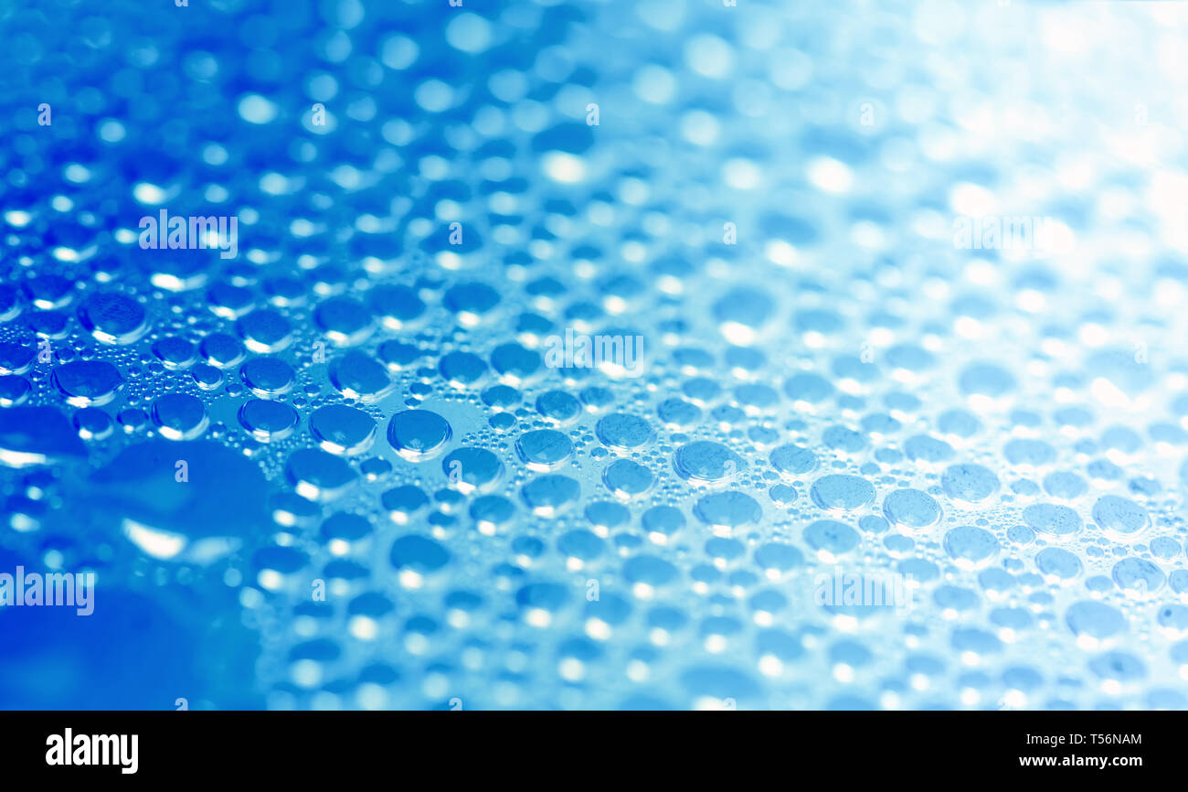 Gocce d'acqua luce blu sfocate texture di sfondo bokeh di fondo Foto Stock