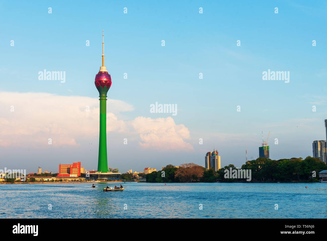 Colombo, Sri Lanka - Aprile 5, 2019: Colombo skyline su Beira lago con moderno business e gli edifici residenziali nella città capitale dello Sri Lanka Foto Stock