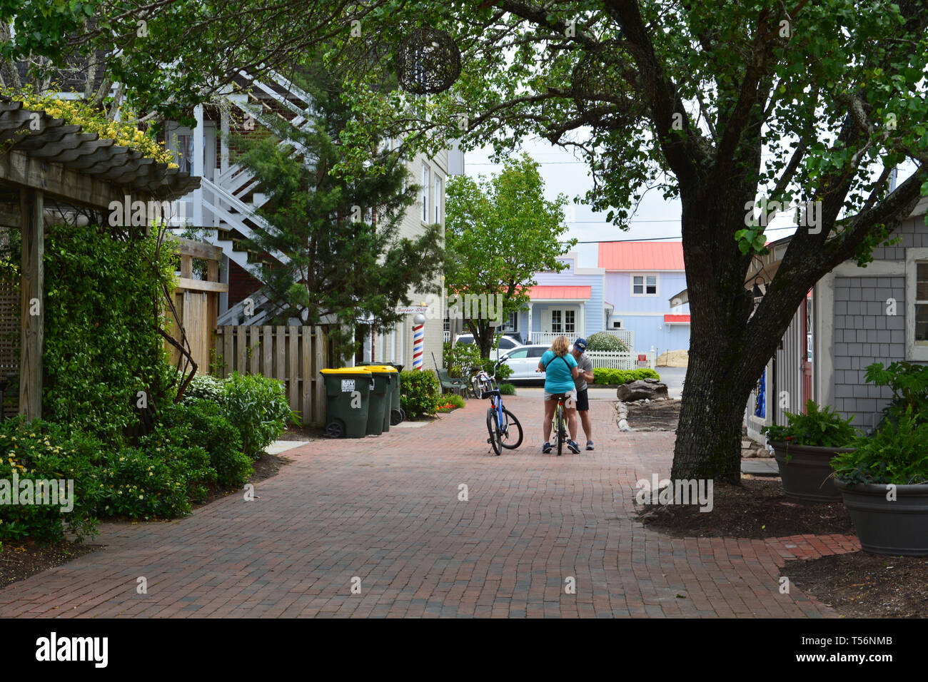 Un tranquillo vicolo laterale con negozi nel centro cittadino di Manteo sull'esterno della Banca Isola Roanoke, North Carolina. Foto Stock