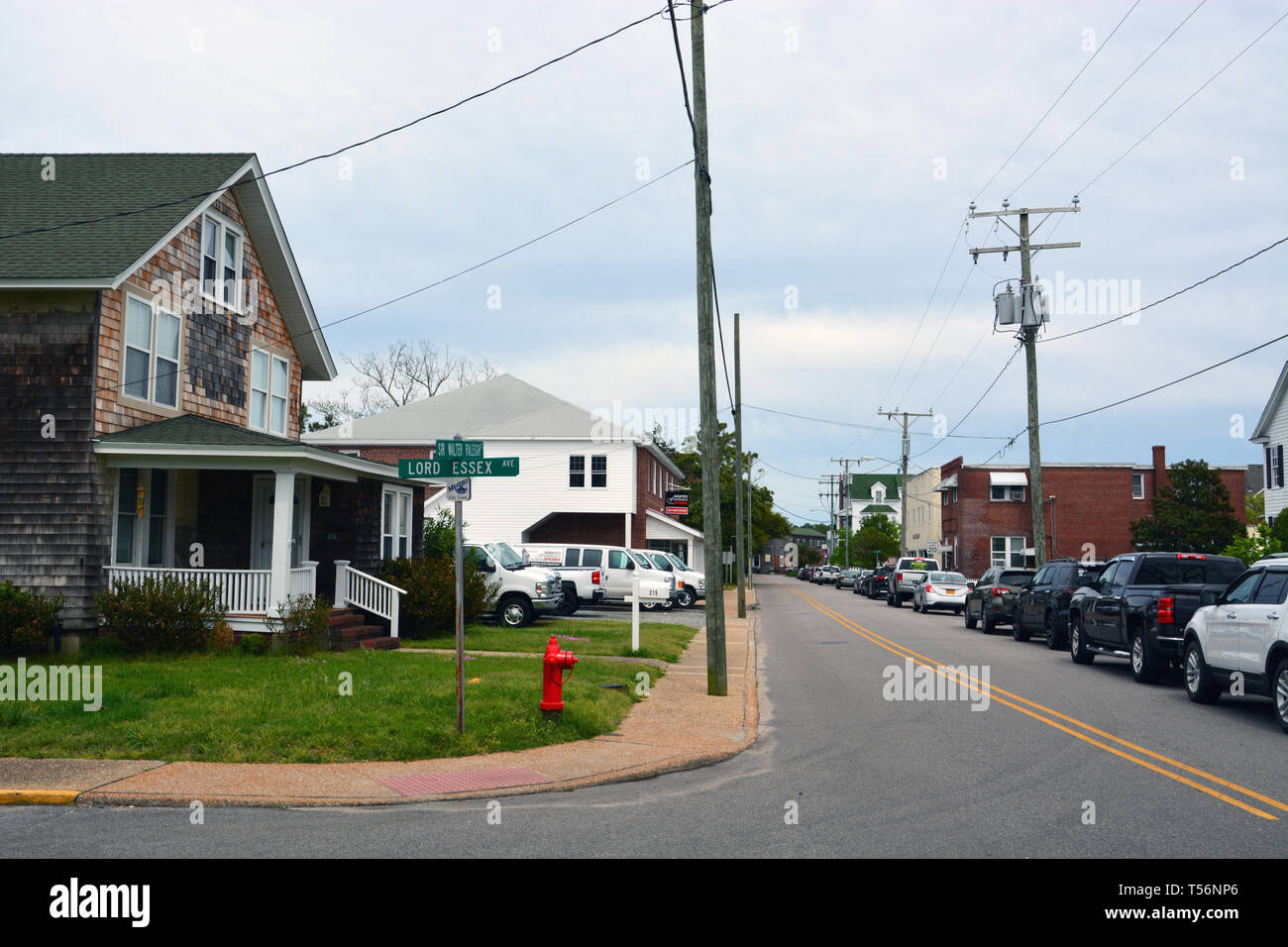 Le macchine vengono parcheggiate lungo la strada che dal rustico spiaggia cittadina di Manteo sull'esterno della Banca Isola Roanoke, North Carolina. Foto Stock