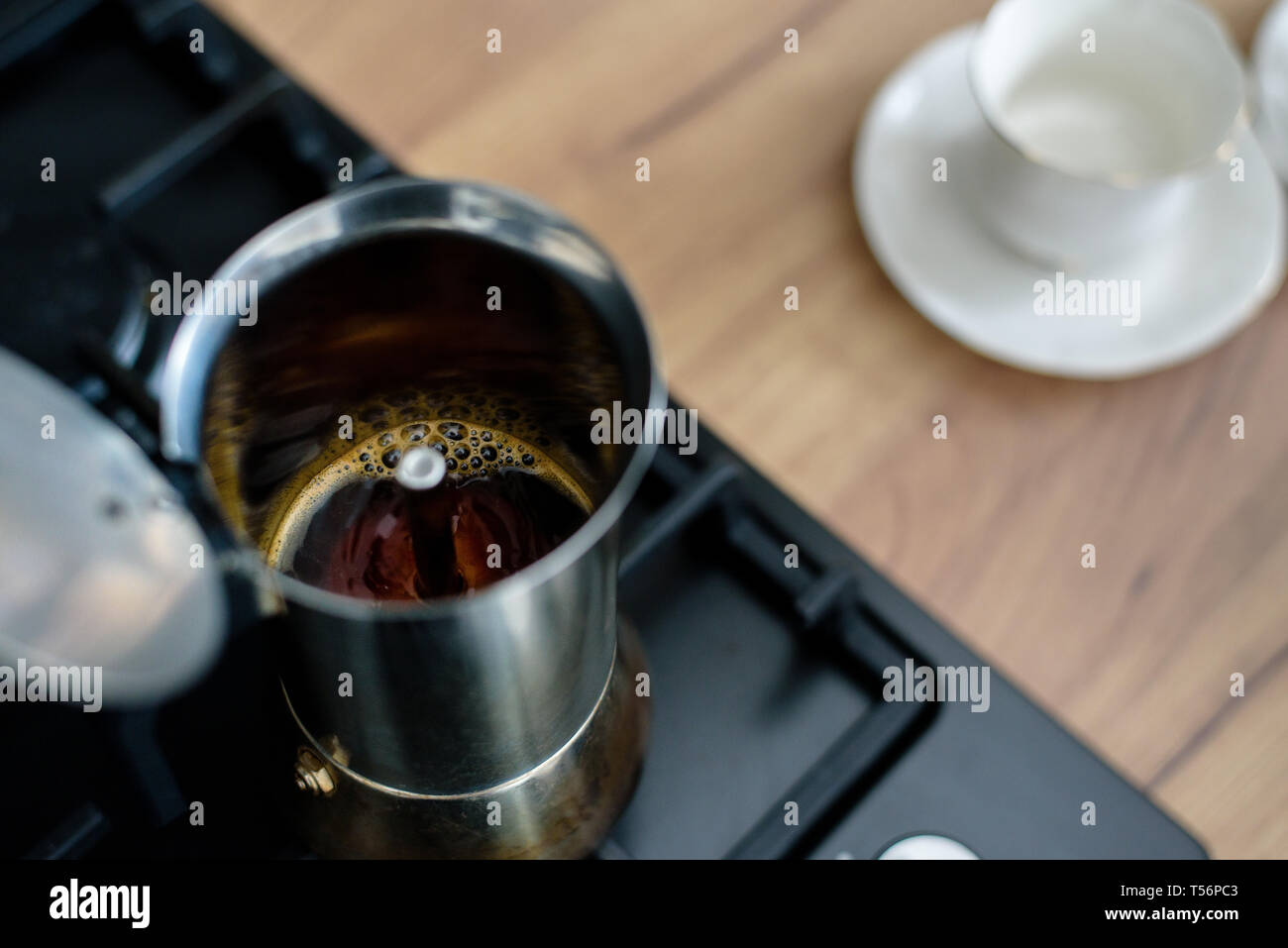 Preparazione di un tradizionale stile italiano con caffè e caffettiera. La realizzazione di un caffè. Foto Stock