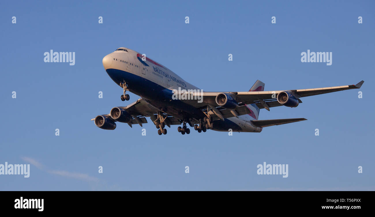 British Airways Boeing 747 jumbo getto G-BYGD sull approccio finale all aeroporto di Heathrow LHR Foto Stock
