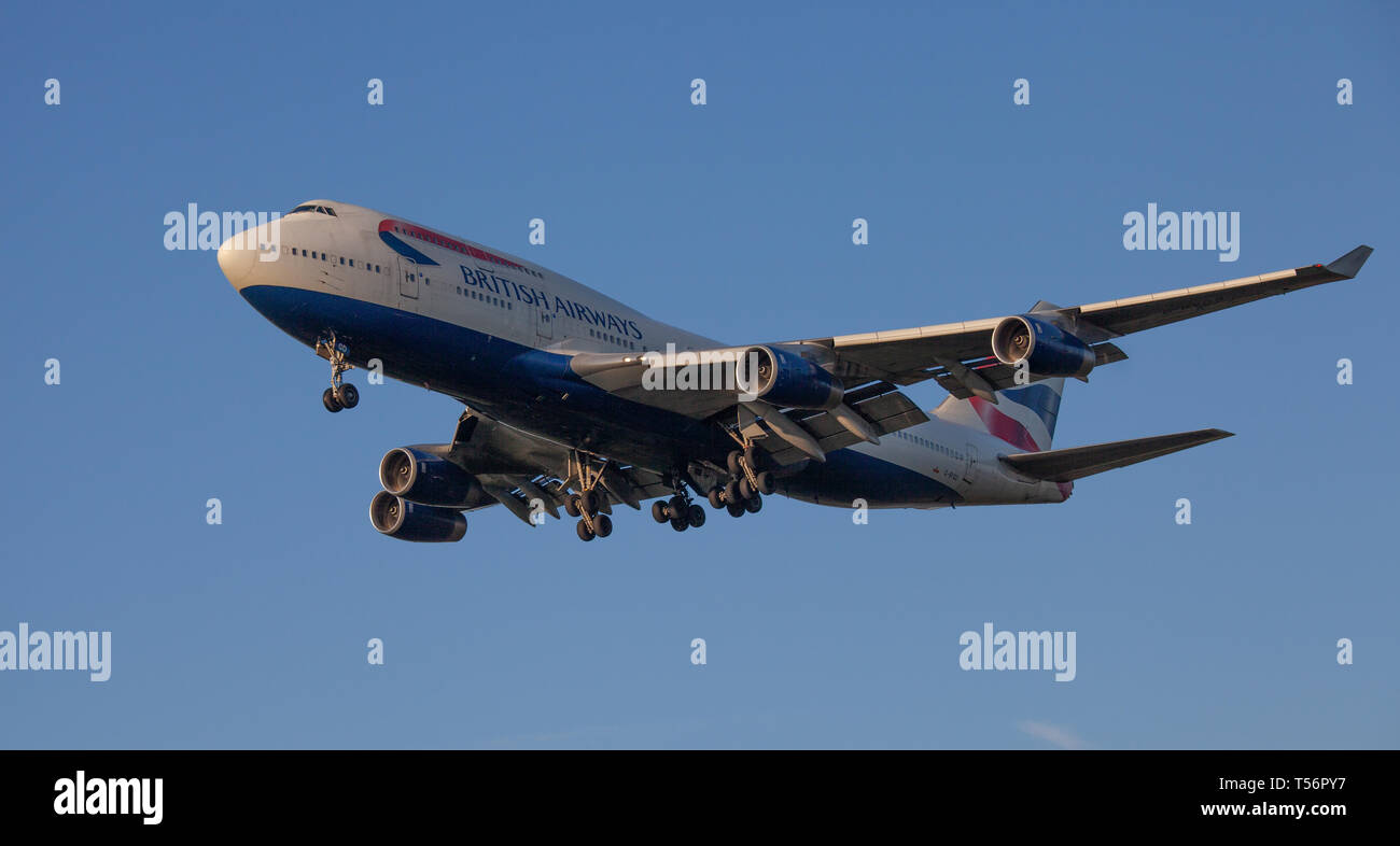British Airways Boeing 747 jumbo getto G-BYGD sull approccio finale all aeroporto di Heathrow LHR Foto Stock