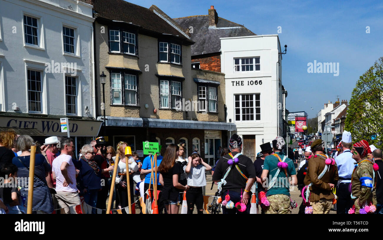 Squadre che prendono parte all'annuale Venerdì Santo marmi concorrenza in costume in battaglia Piazza del Mercato, Battle, East Sussex, Regno Unito Foto Stock