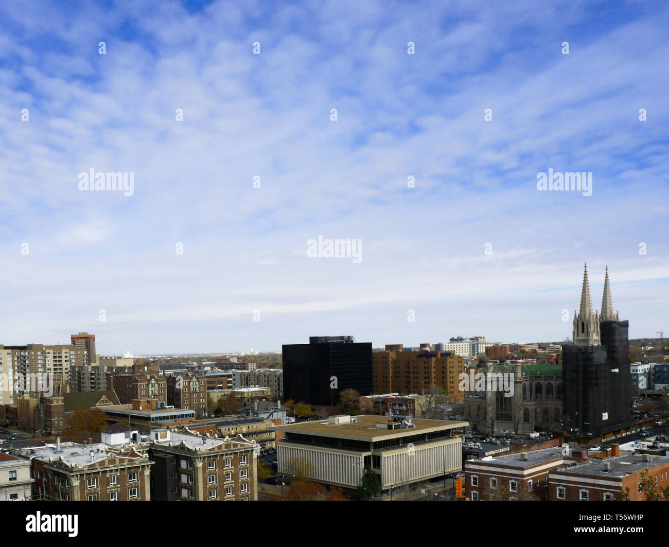 Vista sulla città di Denver, Colorado con un luminoso cielo blu e nuvole cirrocumulus Foto Stock