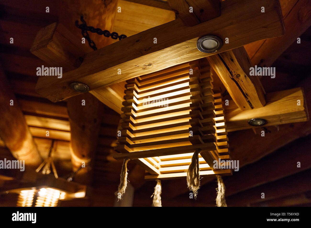Luce di legno lampadario a soffitto della Lettonia Foto Stock