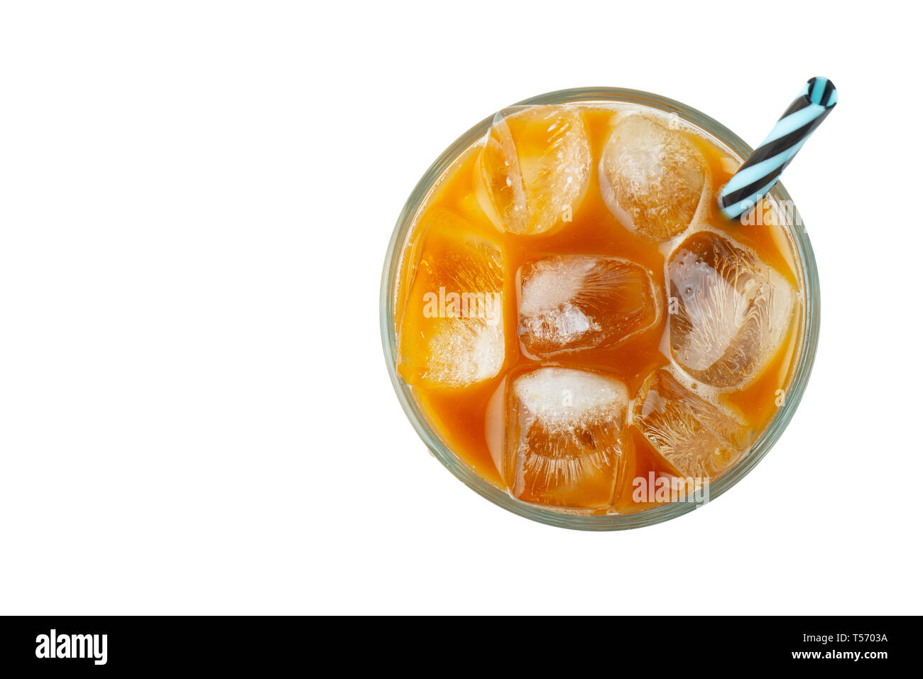 Isolato caffè ghiacciato in un bicchiere con panna versato sopra e i chicchi di caffè. Cold drink estivo su uno sfondo luminoso. Con copia spazio. Foto Stock