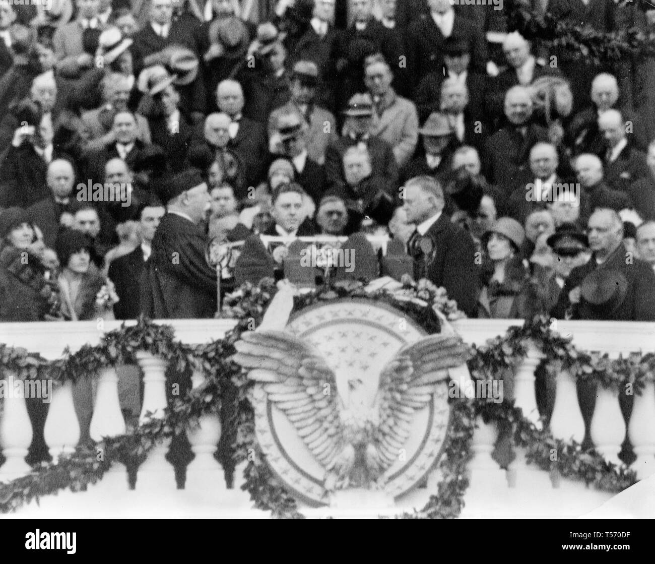 Chief Justice William H. Taft somministrando il giuramento di ufficio di Herbert Hoover sul portico est degli Stati Uniti Capitol, Marzo 4, 1929. Foto Stock