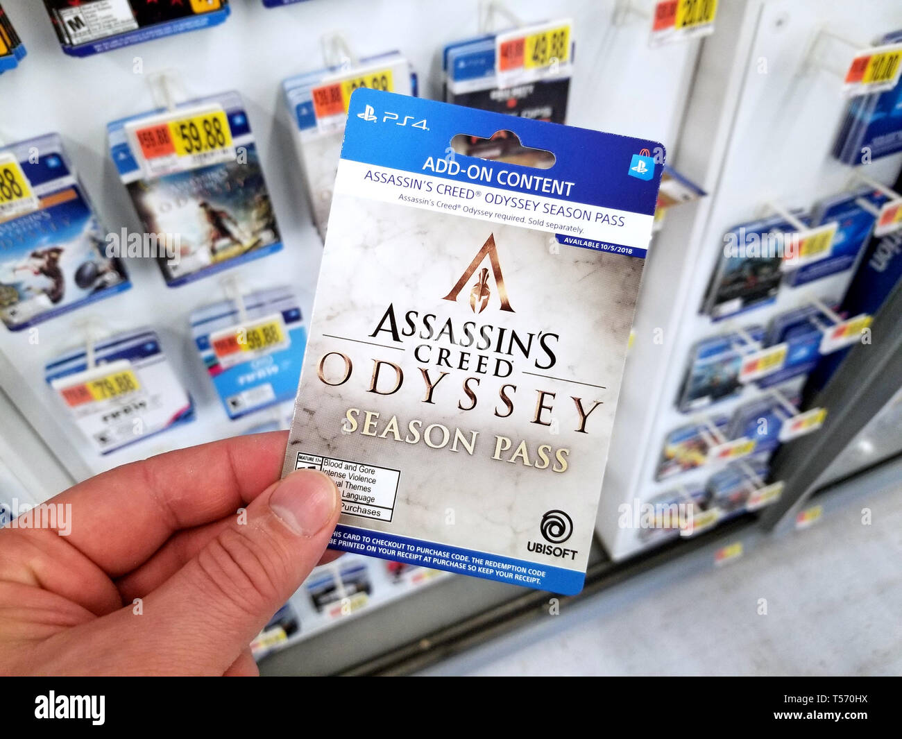 PLATTSBURGH, Stati Uniti d'America - 21 gennaio 2019 : aggiungere sulla scheda di Assassins Creed Odyssey video gioco in una mano di un acquirente a Walmart store. Foto Stock