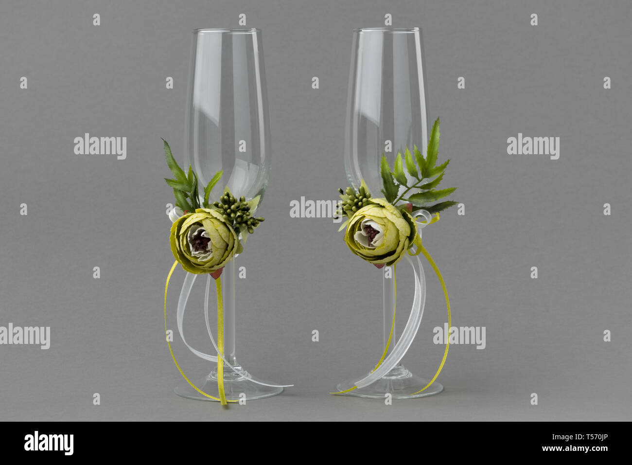 Due decorate wedding bicchieri di vino. Foto Stock