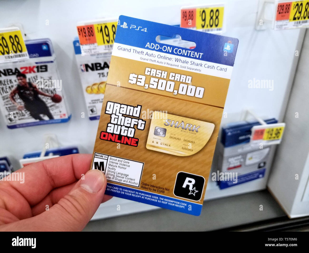 PLATTSBURGH, Stati Uniti d'America - 21 gennaio 2019 : Cash card di Grand Theft Auto video gioco in una mano di un acquirente a Walmart store. Foto Stock