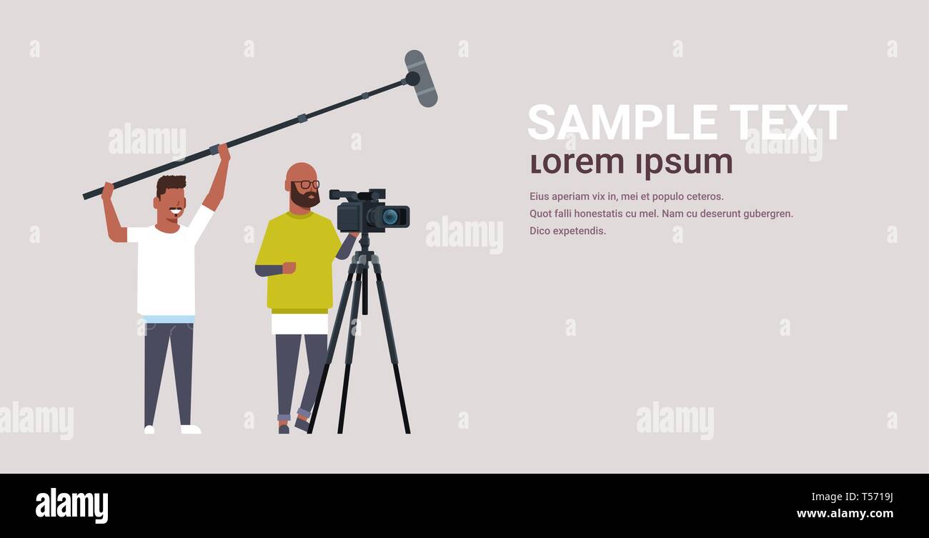 Gli operatori video utilizzando la fotocamera sul cavalletto tenendo il microfono americano africano degli uomini al lavoro con attrezzature professionali la registrazione cinematografica film Illustrazione Vettoriale