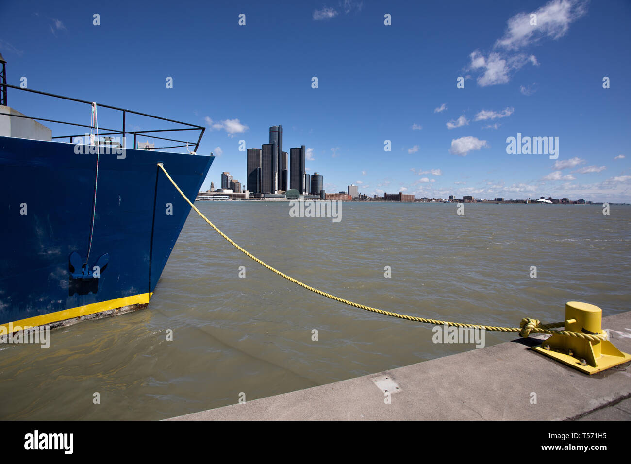 Aprile 15 2019 Windsor Ontario Canada Fiume in Barca Nave da Crociera sul Fiume Detroit ormeggiati Foto Stock